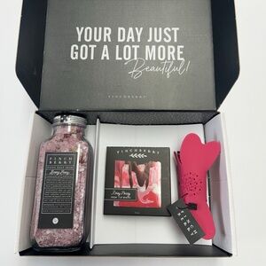 New In Box Finchberry Rosey Posey Full Size Bath and Body Gift Set